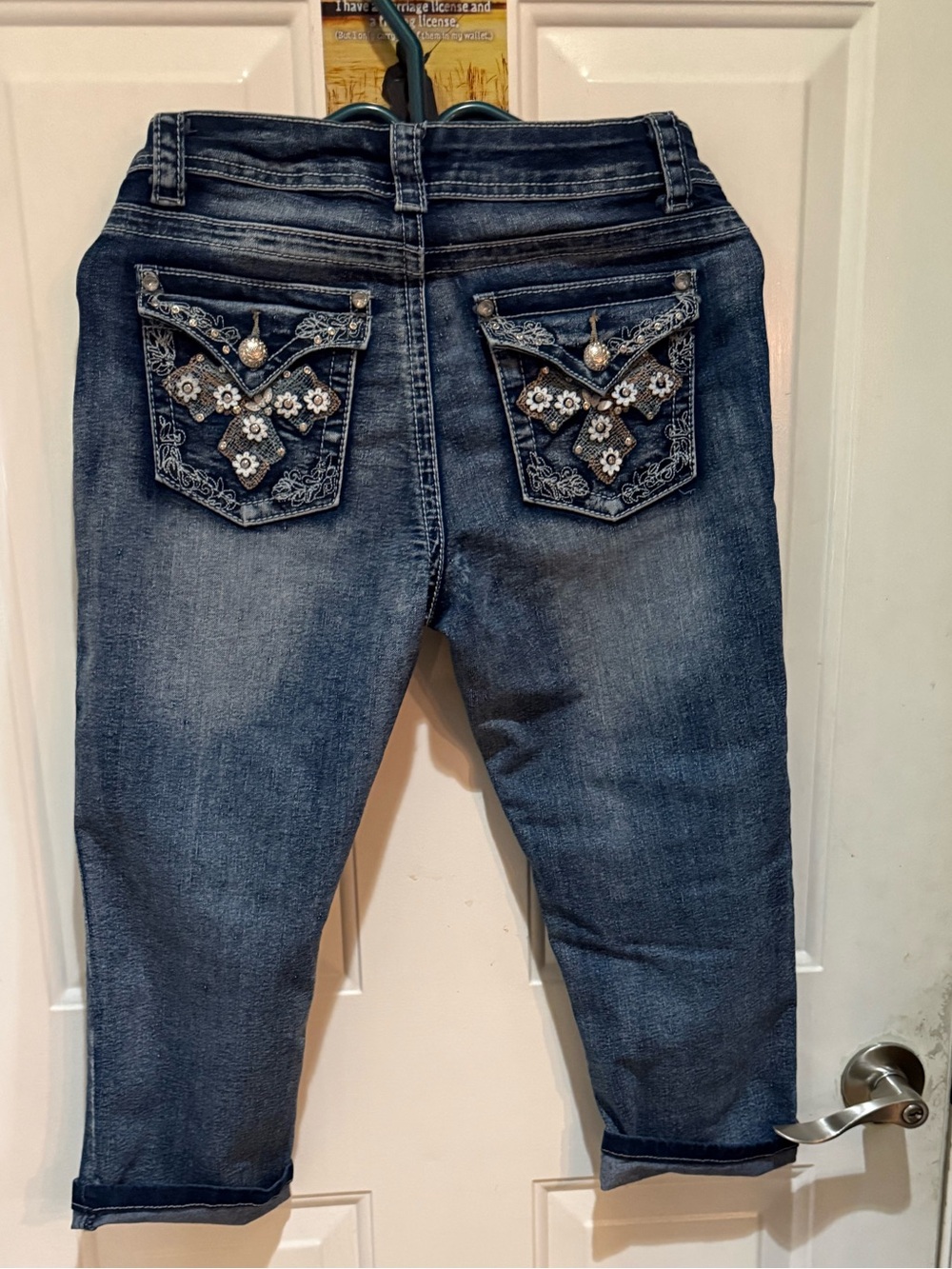 Like new gorgeous embellished Denim Capri Regal Jean capris size 7